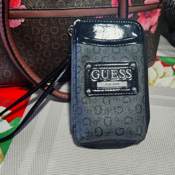 Guess bag with free wallet/cellphone holder - Picture 5 of 7